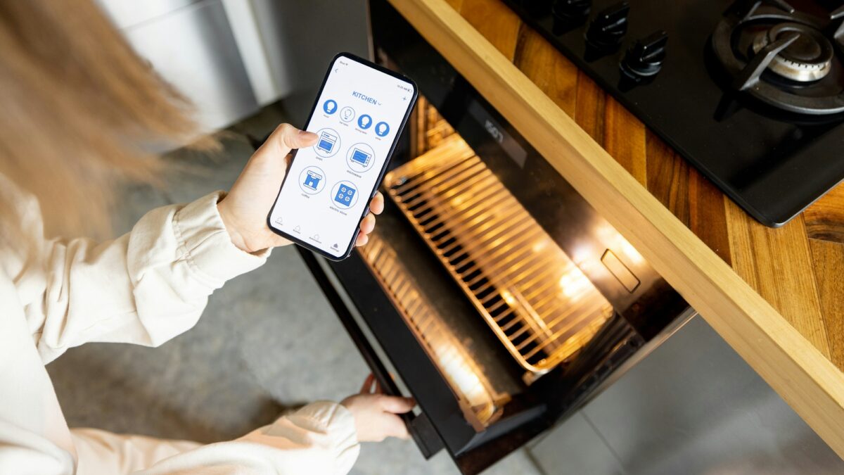 Controlling kitchen appliances with a smart phone
